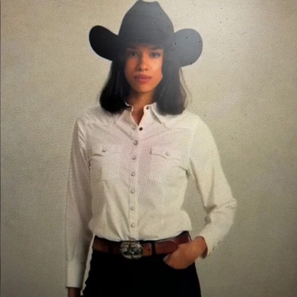 Wrangler White Top with Brown Logo Tag - Picture 2 of 10